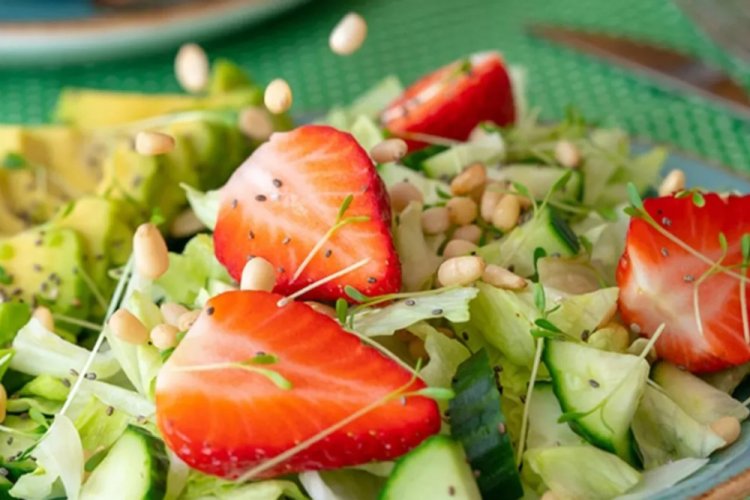 Салат с авокадо, клубникой и микрозеленью