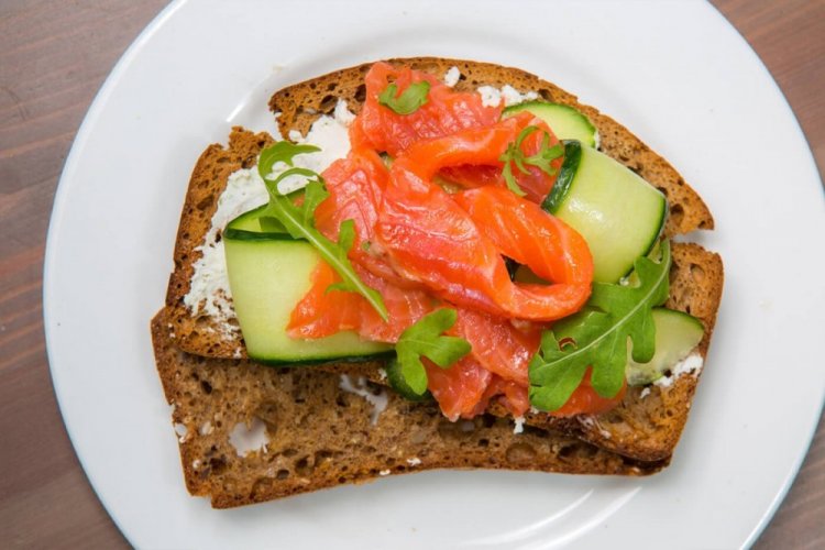 Бутерброды с лососем и огурцом на завтрак