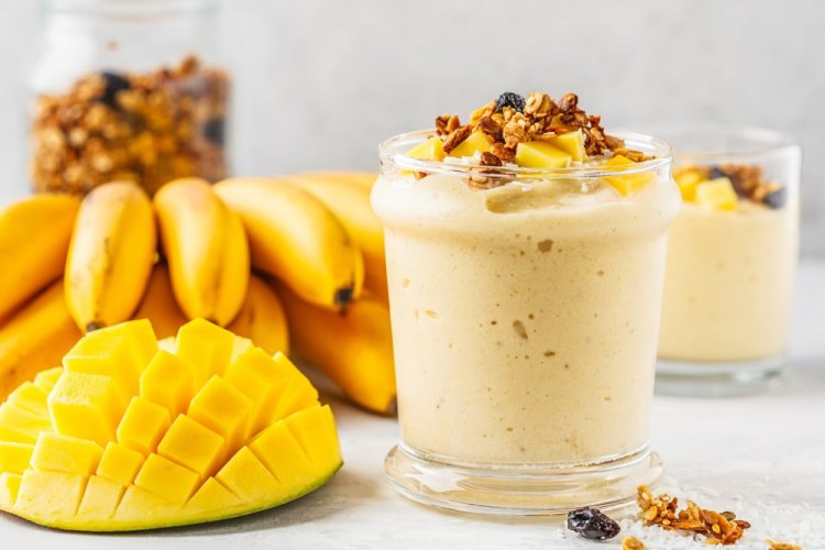 Молочный коктейль с бананом и манго