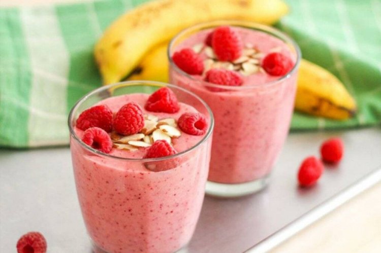 Молочный коктейль с бананом и малиной