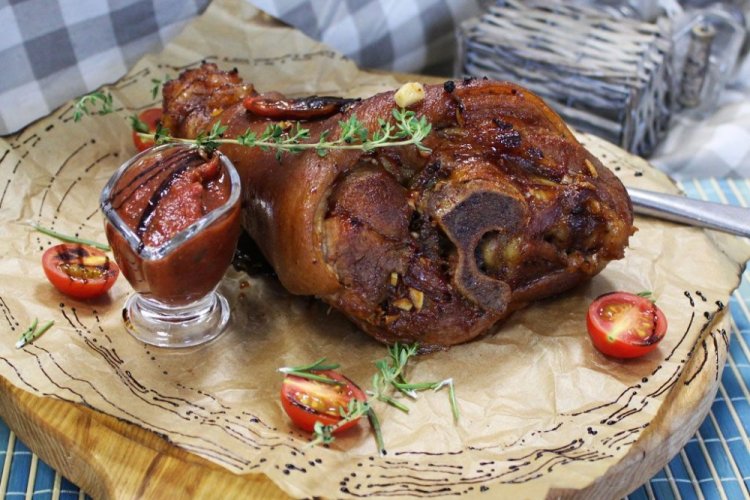 Свиная рулька в пиве на мангале