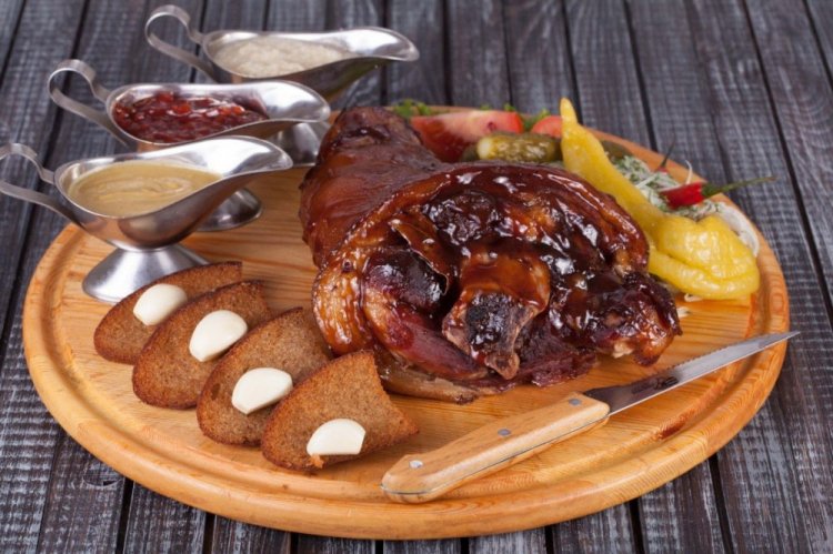 Свиная рулька в пиве с вешенками