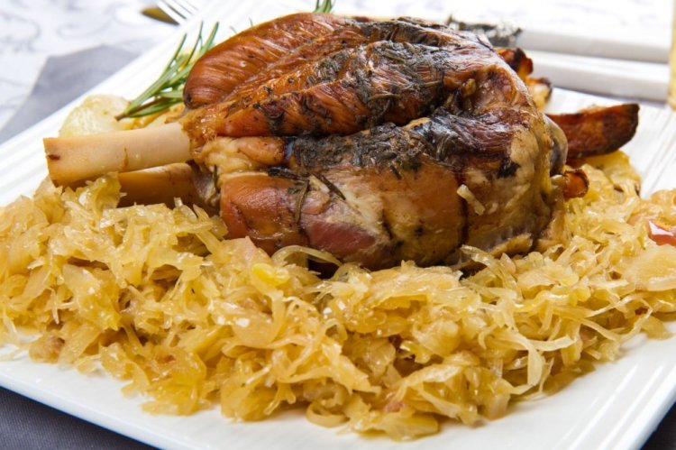 Свиная рулька в пиве с квашеной капустой