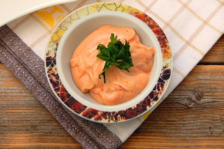 Соус из кетчупа и майонеза для свиных ребрышек