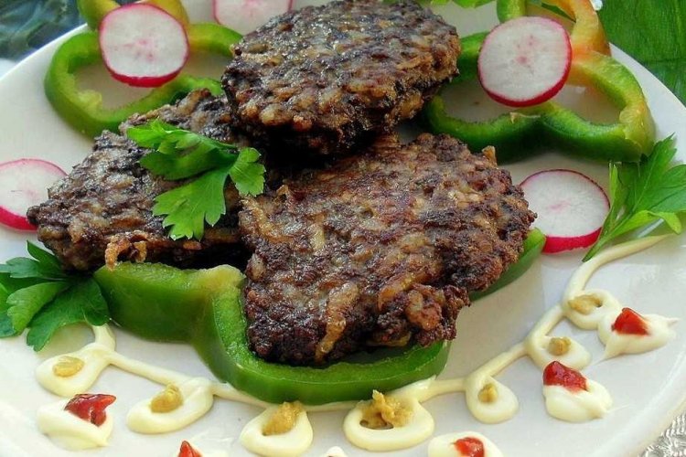 Котлеты из свиной печени с квашеной капустой