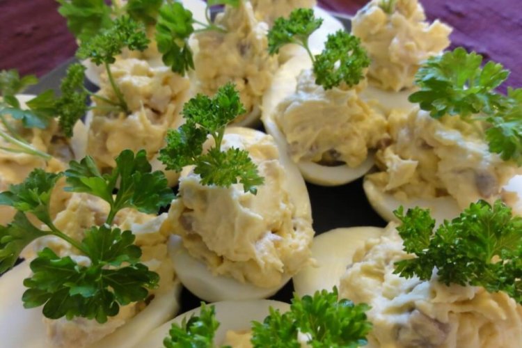 Фаршированные яйца с сельдью