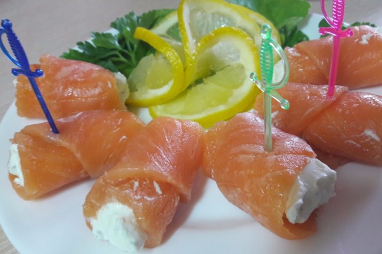 Рулетики из красной рыбы с творожным сыром