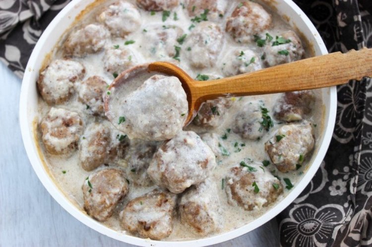 Ежики из фарша в сметанном соусе