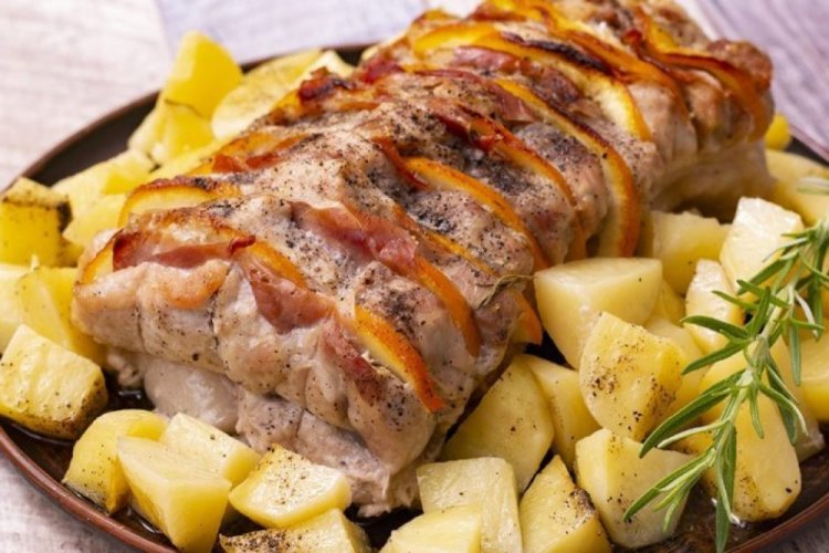 Свиная грудинка с яблоками в духовке