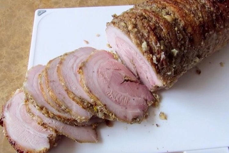 Рулет из свиной грудинки с горчицей в духовке