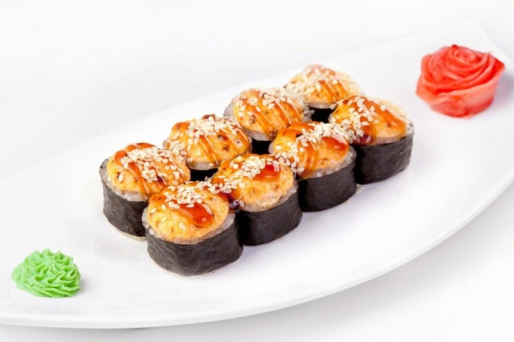 Роллы с морским окунем и авокадо, запеченные под сырной шапочкой