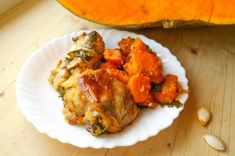Курица с тыквой, черносливом и ананасами в духовке