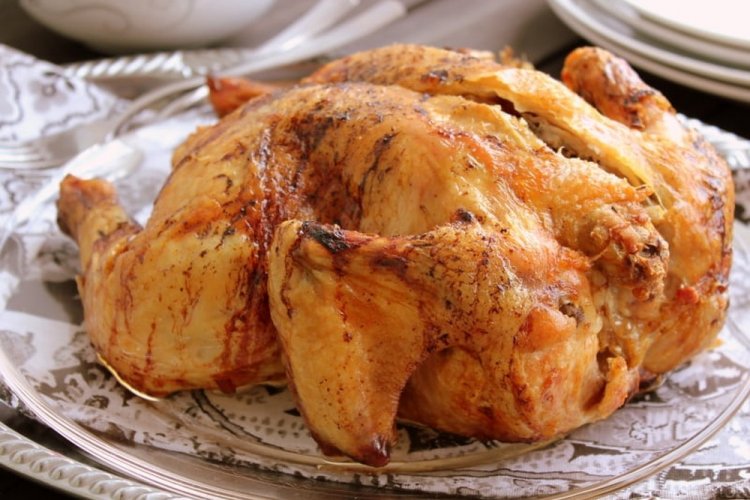 Курица, запеченная с начинкой из теста, потрошков и ананаса