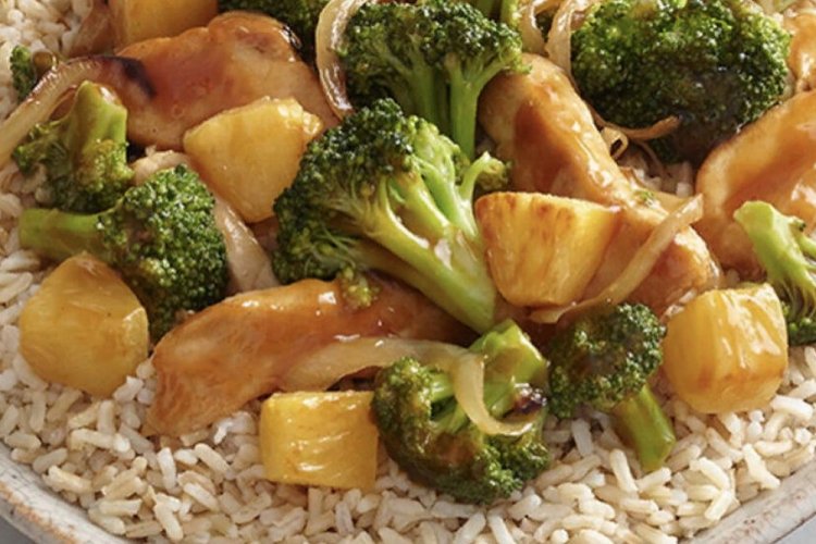 Курица с ананасами и брокколи в духовке