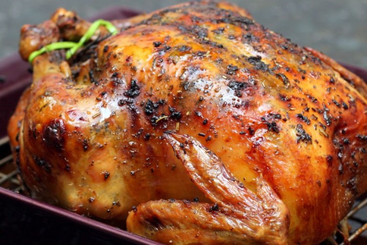Курица с ананасами и чесноком в духовке