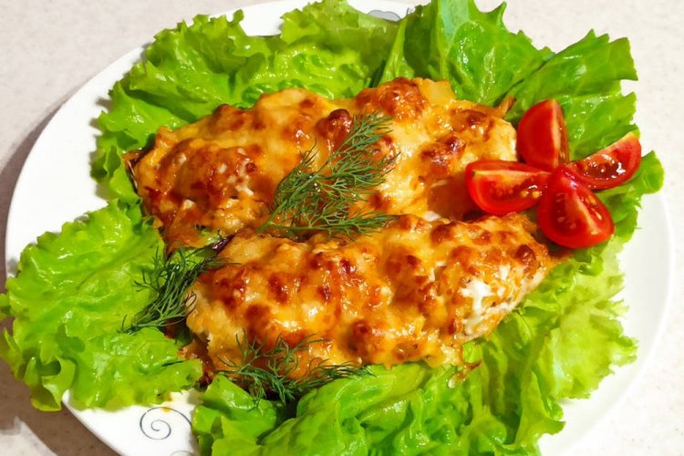 Куриные отбивные с ананасами и помидорами в духовке