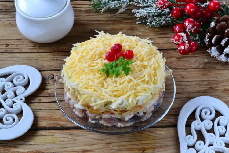 Салат с селедкой и яблоком