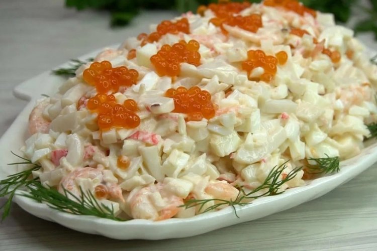 Салат с кальмарами и красной икрой