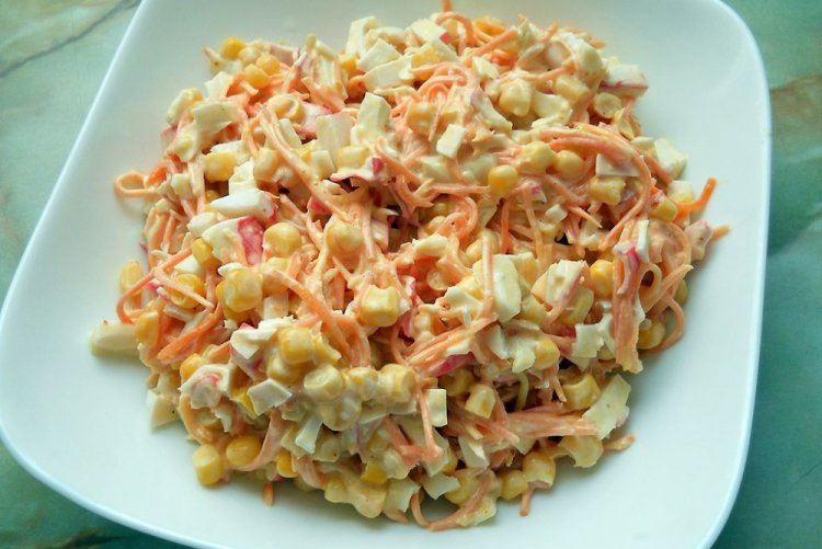 Салат с крабовыми палочками и корейской морковью