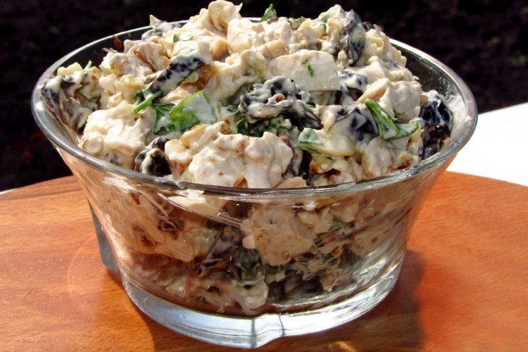 Салат с курицей и черносливом