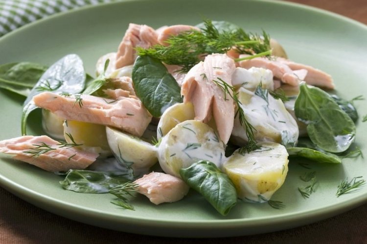 Салат с картошкой и лососем