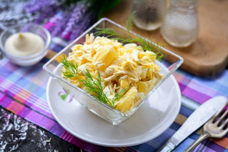 Новогодний салат с индейкой и ананасами