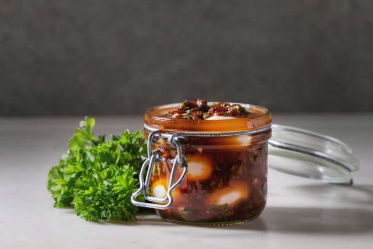 Маринованные яйца с анчоусами в томатном соке