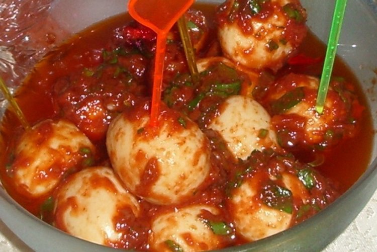 Маринованные яйца с горчицей и томатным соком