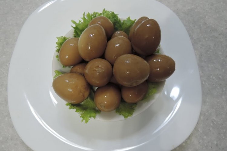 Маринованные яйца с луком, чесноком и бальзамическим уксусом