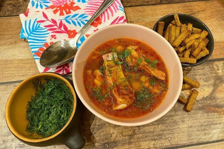 Суп из свиных ребрышек и бекона с чечевицей