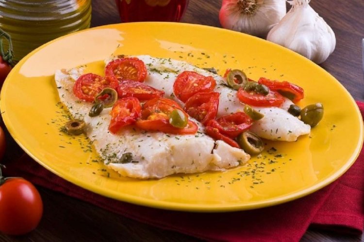 Треска с помидорами черри и оливками