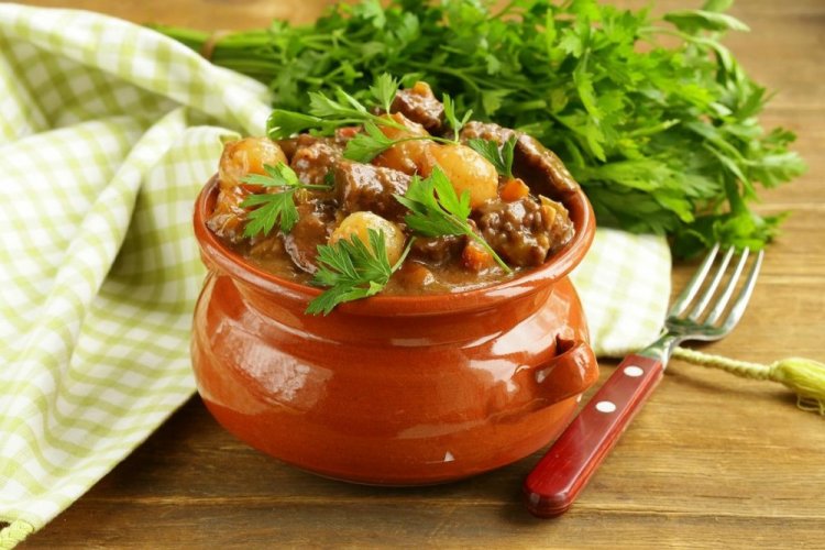 Жаркое из свинины в горшочках