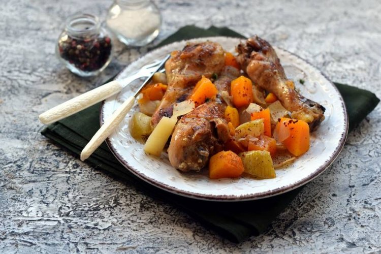 Куриные голени с тыквой и овощами