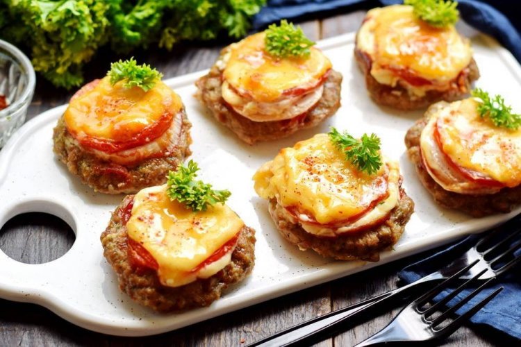 Свиные котлеты с помидорами