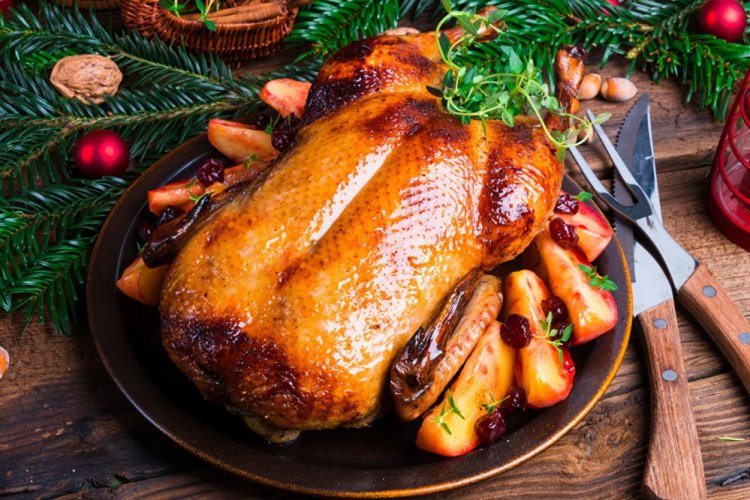 Новогодняя индейка с яблоками и клюквой