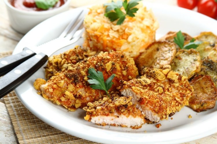 Куриный шницель в панировке из кукурузных хлопьев
