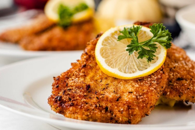 Куриный шницель в панировке из кокосовой стружки и миндаля