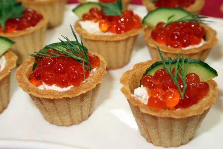 Тарталетки с красной икрой на Новый год