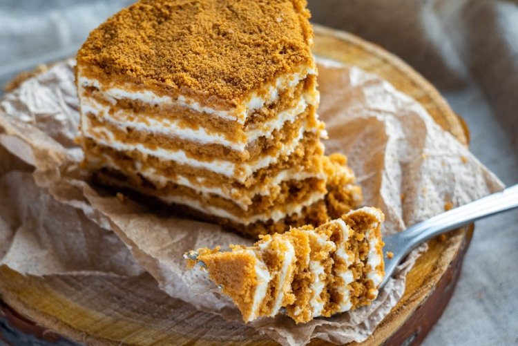 Торт Медовик на Новый год 2024