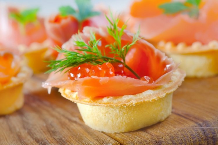 Тарталетки с семгой и красной икрой