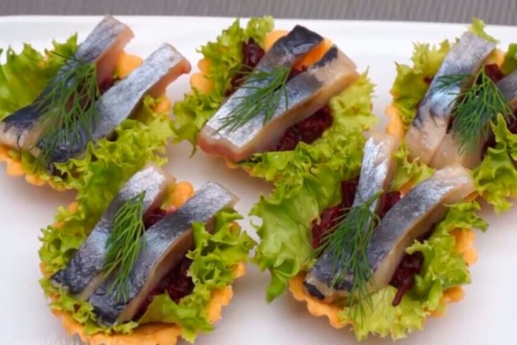 Тарталетки со свеклой и сельдью на Новый год 2024