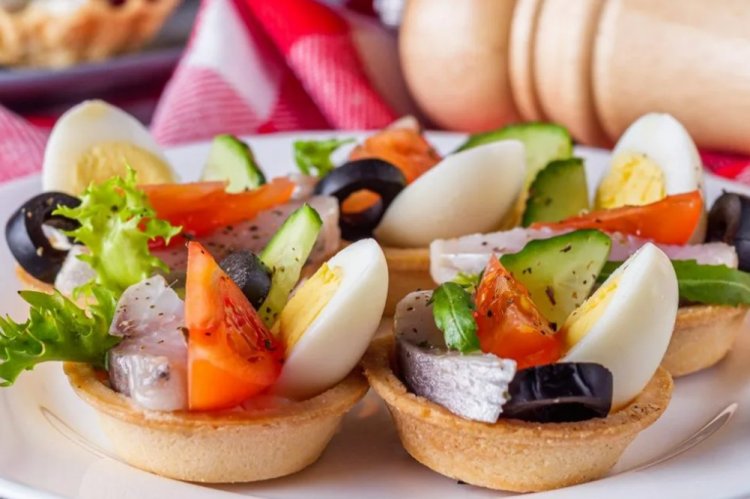 Тарталетки с селедкой и перепелиными яйцами