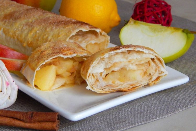 Штрудель из лаваша с яблоками и грецкими орехами
