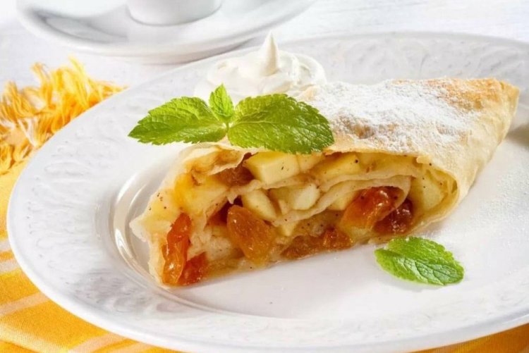 Штрудель из лаваша с яблоками и изюмом