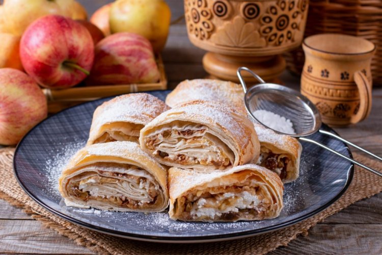 Штрудель из лаваша с творогом и яблоком
