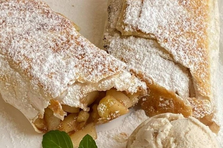 Штрудель из лаваша с яблоком, миндалем и ромом