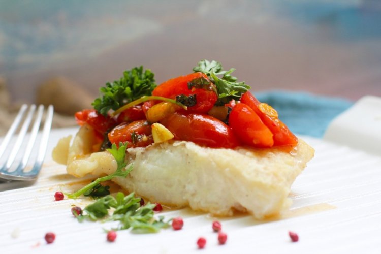 Минтай в сливках с помидорами черри в духовке