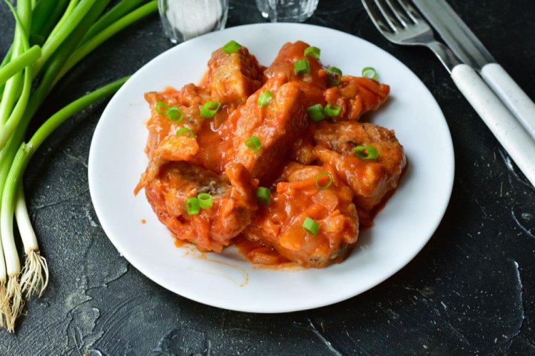 Рыба на сковороде с овощами и томатами