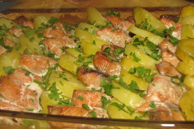 Горбуша с картошкой в духовке на Новый год 2024