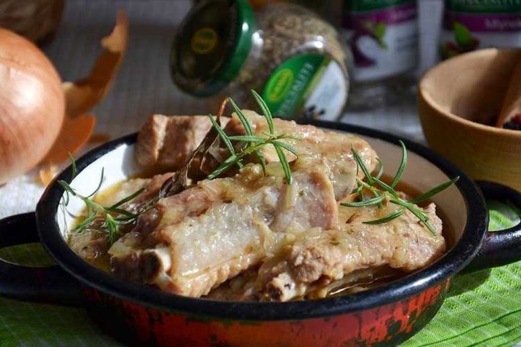 Тушеные свиные ребрышки с луком